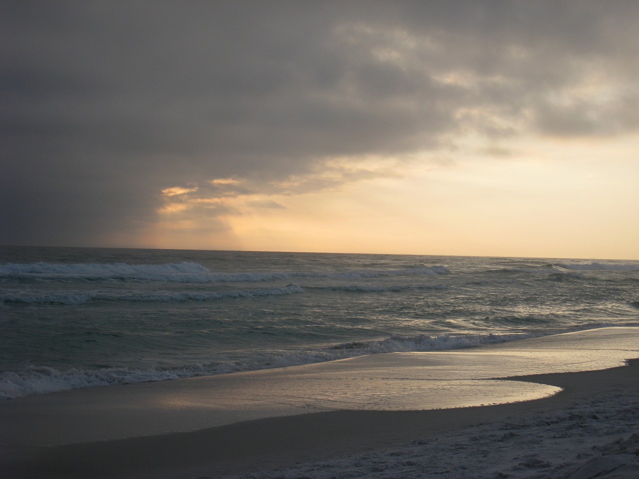 Vacation 2007-12 - Beaches Disney Hotels 0157.jpg - On the 2007-08 Florida vacation we visited beaches from Fort Myers to Sanibel Island sampling local food along the way. Green water and white sugar beaches! Arriving at Disney World we visited several of the theme resorts.